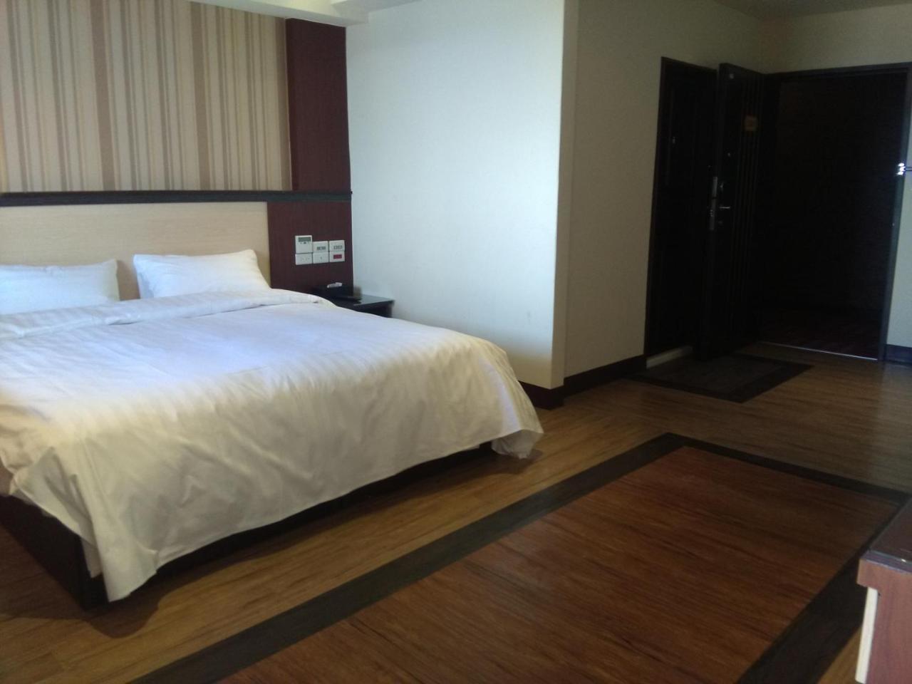 Dengfeng Milan Business Hotel Huwei Eksteriør billede